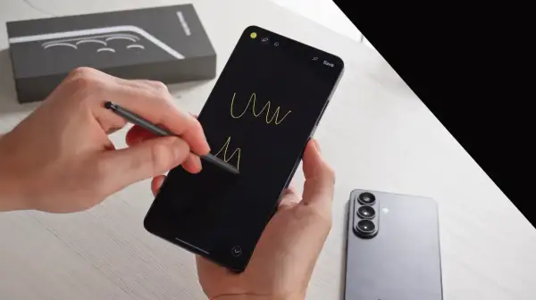 Ręce trzymają Samsunga, rysując na ekranie S Penem. Obok leży kolejny model. Jaki Samsung jest najlepszy? Ten, który Ci odpowiada!