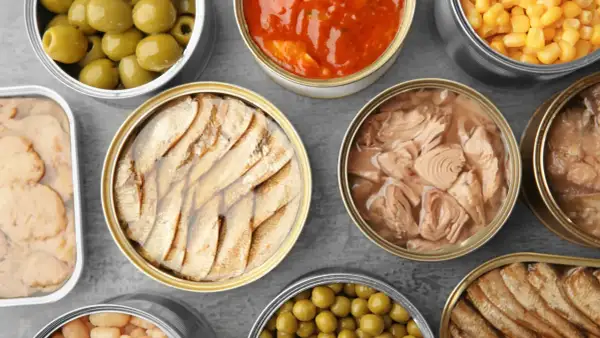 Vielfalt an Konserven: Oliven, Sauce, Mais, Fisch und Bohnen – alles **processor food** für schnelle Mahlzeiten.
