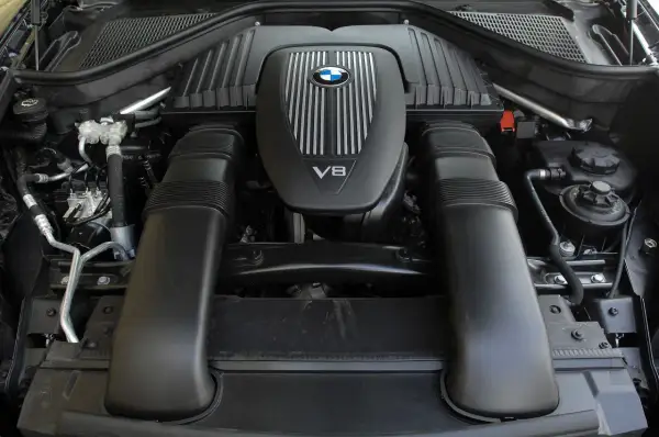 Silnik V8 BMW x5 e70. Potężna jednostka napędowa z charakterystycznym logo BMW.