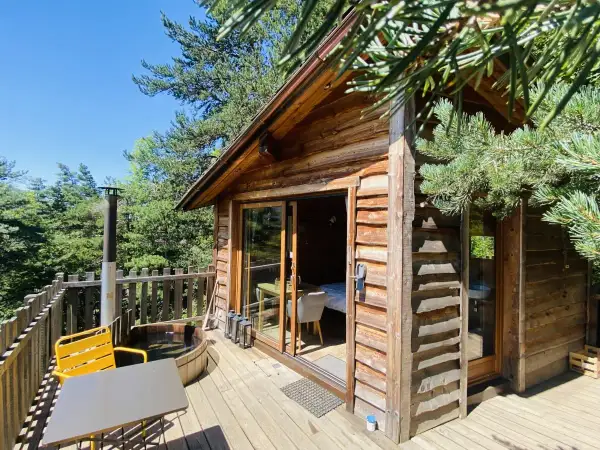 Charmante cabane en bois en Haute-Savoie, avec jacuzzi extérieur et vue sur la forêt. Parfait pour une escapade nature.