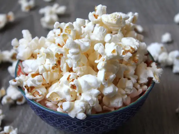 Pyszny popcorn na patelni, idealny do filmowego wieczoru. Prosty przepis, jak zrobić popcorn na patelni, by był chrupiący i puszysty.
