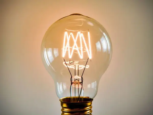 Ile prądu pobiera żarówka 100w? Zaskakujące koszty energii