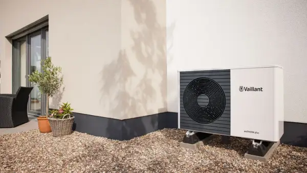 Unità esterna Vaillant aroTHERM plus, ideale per capire la differenza tra pompa di calore e condizionatore.