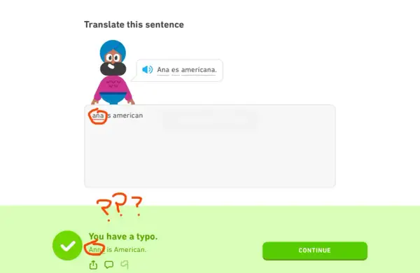 El personaje de Duolingo señala un error tipográfico en la traducción de nombres españoles en inglés: "Ann" en lugar de "Ana".