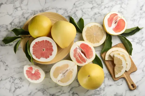 Pomelo na marmurowym blacie. Czy pies może jeść pomelo? To pytanie nurtuje wielu właścicieli czworonogów.