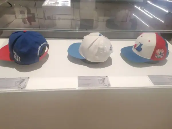 Trzy czapki, w tym niebiesko-czerwona z napisem "MACKER MILLER", biała z napisem "MON", i biało-niebiesko-czerwona z logo Expos. To najciekawsze pamiątki po zmarłych legendach polskiego kina u ich rodzin.