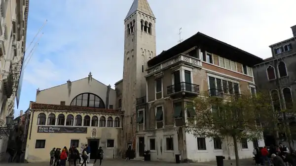 Campanile e palazzi a San Samuele, Venezia. Persone passeggiano nella piazza.
