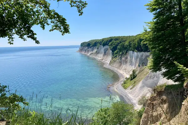 Traumhafter Urlaub Norddeutschland: Kreidefelsen und türkisfarbenes Meer an der Ostseeküste.