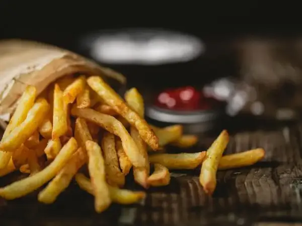 Chrupiące frytki: ile i jak smażyć w oleju? Metoda mistrzów!