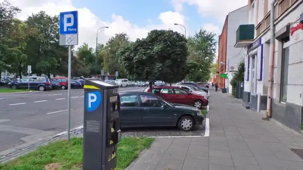 Parkowanie na chodniku: 1,5m, 2,5t i kary. Czy parkujesz legalnie?