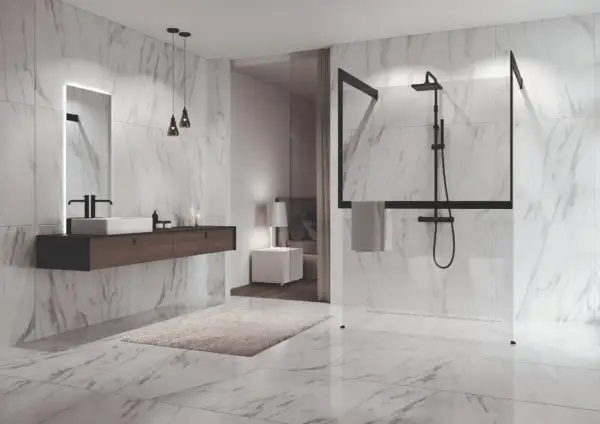 Salle de bain moderne avec murs et sol en marbre. Une douche à l'italienne avec paroi en verre et robinetterie noire. Faut il carreler toute la salle de bain?