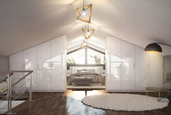Modern Schlafzimmer mit weißen Einbauschränken, die den Raum optisch aus einem zimmer zwei machen. Ein Bett mit Blick auf die Fensterfront.