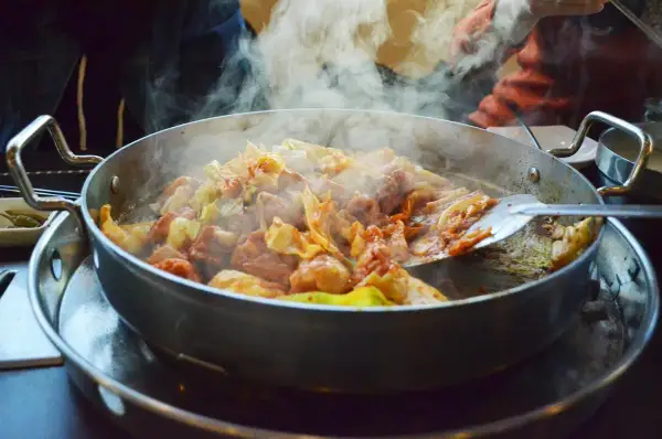 Jak ugotować makaron Chow Mein? Perfekcyjny i nieklejący się!