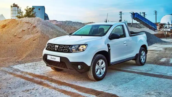 Biały Dacia Pickup Duster na placu budowy, gotowy do pracy.