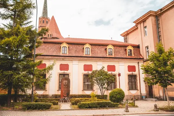 Barokowe budynki z czerwonymi dachami i ozdobnymi elementami, przypominające o bogactwie sztuki i architektury tamtej epoki.
