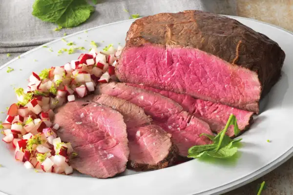 Roast beef succulento, affettato e servito con un contorno di ravanelli e scorza di lime. La ricetta in pentola perfetta per un pranzo speciale.