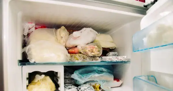 Congélateur rempli de sacs de nourriture. Si la nourriture commence à dégeler, c'est un signe pour savoir comment détecter une panne de congélateur.