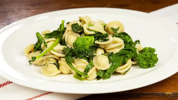 Orecchiette con cime di rapa, un classico piatto italiano. La ricetta orecchiette condimento è semplice e gustosa, perfetta per un pranzo veloce.