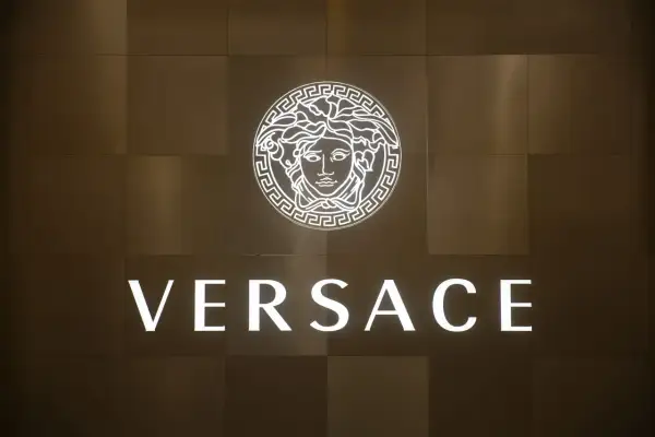 Logo Versace z Meduzą i napisem. Jak rozpoznać oryginał? Zwróć uwagę na detale.