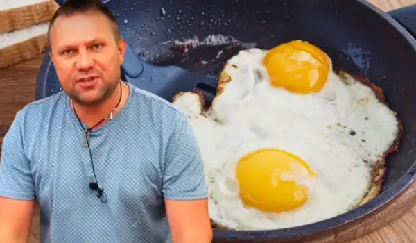 Mężczyzna opowiada o jajko sadzone przepis, obok smażą się dwa jajka na patelni.