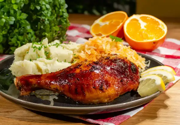 Apetyczne ćwiartki z kurczaka, purée ziemniaczane, surówka z kapusty i pomarańcze.