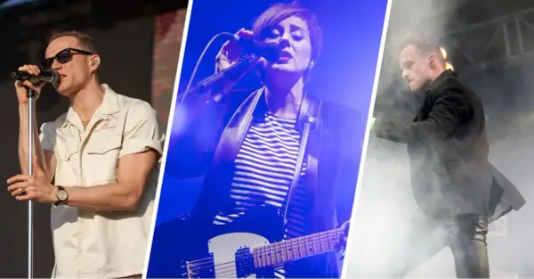 Artyści na scenie podczas letnich brzmień we Wrocławiu. Mężczyzna w okularach śpiewa, kobieta gra na gitarze, a kolejny mężczyzna w garniturze tańczy w dymie.