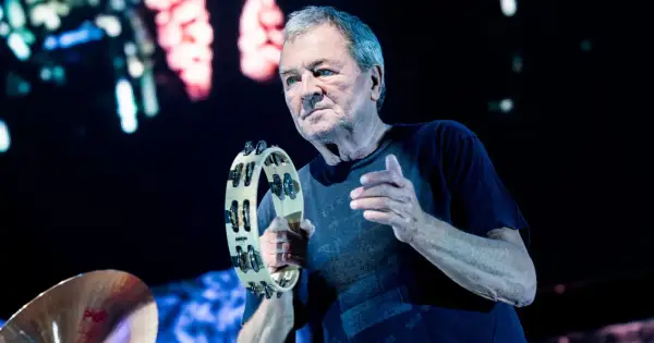 Ian Gillan, wokalista Deep Purple, gra na tamburynie podczas koncertu.