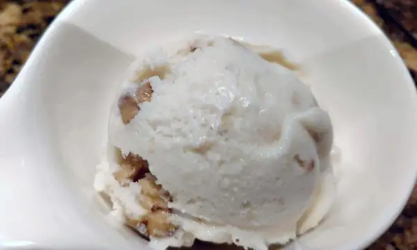 Cremiges Nougat Eis, selbst gemacht, mit Stückchen von Nüssen und Nougat. Ein Genuss!