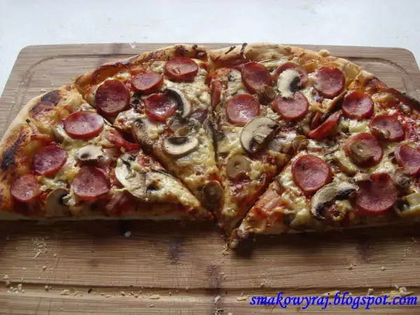 Domowa pizza: jak piec, by smakowała jak z pizzerii?