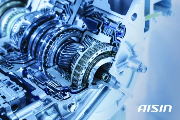 Przekładnia automatyczna Aisin w przekroju, ukazująca skomplikowane mechanizmy i zębatki.