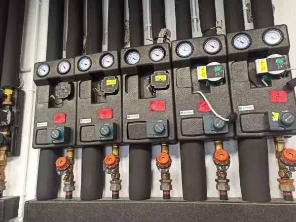 System do czyszczenia instalacji wodnej w domu: rozdzielacz z manometrami, zaworami i pompami.
