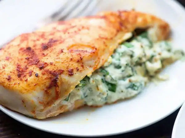 Pieczony filet rybny z nadzieniem szpinakowo-serowym. Zdrowe i smaczne danie, idealne na obiad dla cukrzyka.