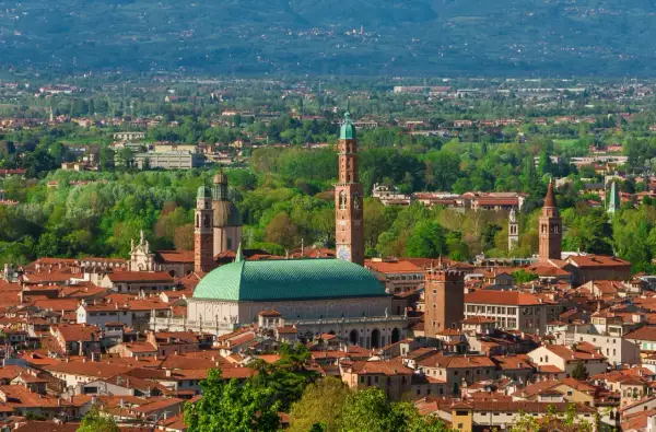 Vista panoramica di Vicenza con la Basilica Palladiana e torri. Perfetto per scoprire cosa vedere a Vicenza in due giorni.