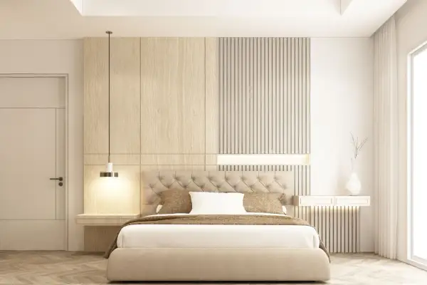 Elegante boiserie camera da letto moderna con pannelli in legno e listelli verticali, letto imbottito e illuminazione soffusa.