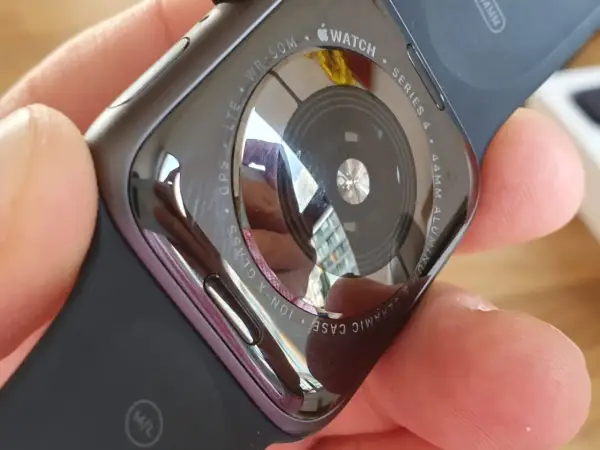 Tył Apple Watch Series 4 z technologią eSIM, widoczny w dłoni.