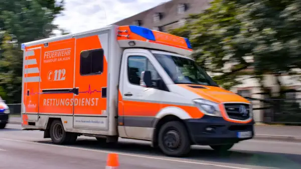 Feuerwehr-Rettungsdienst-Fahrzeug in Frankfurt am Main rast heran. Hoffentlich merkt man einen Stromschlag nur im übertragenen Sinne, wenn es um einen Notfall geht.