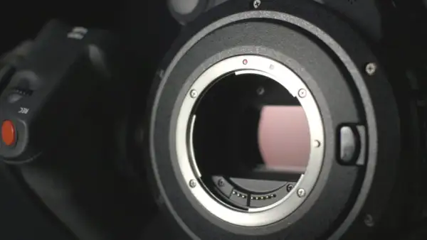 Dettaglio obiettivo di una fotocamera ad alta megapixel, con il pulsante REC visibile.