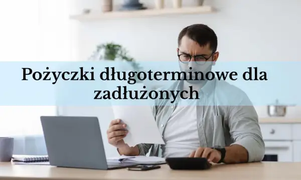 Mężczyzna z okularami analizuje dokumenty przy laptopie. Szuka pożyczki dla zadłużonych bez zdolności kredytowej online.