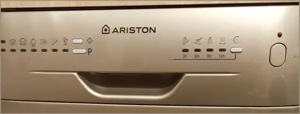 Panel sterowania zmywarki Hotpoint Ariston. Ikony programów i opóźnienia startu. Instrukcja obsługi po polsku pomoże Ci wybrać najlepszy cykl.