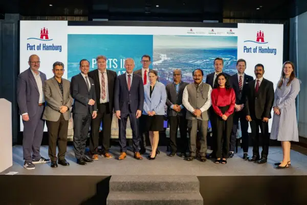 Delegation vor dem "Port of Hamburg"-Logo, das die Bedeutung von **Ports in India** für die globale Schifffahrt unterstreicht.