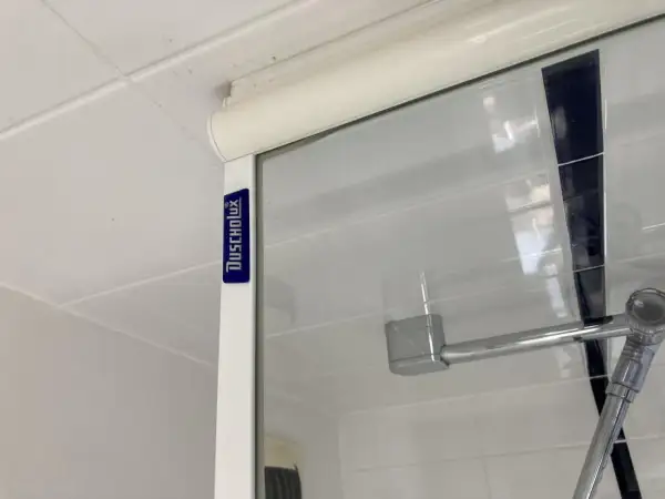 Détail d'une paroi de douche en verre DUSCHOLUX, utile pour savoir comment enlever une paroi de douche en verre.