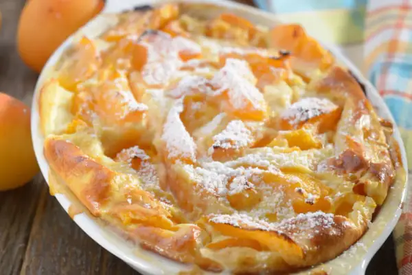 Un délicieux clafoutis aux abricots, comme le faisait grand-mère. Une recette simple et gourmande pour un dessert fruité.