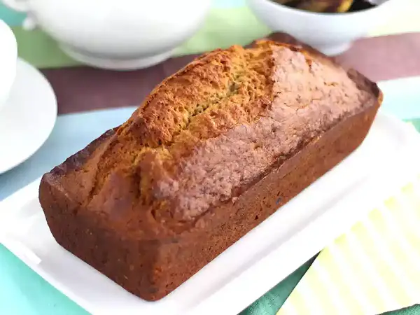 Złocisty chlebek bananowy, idealny na śniadanie lub deser. Ten przepis na chlebek bananowy jest prosty i pyszny.
