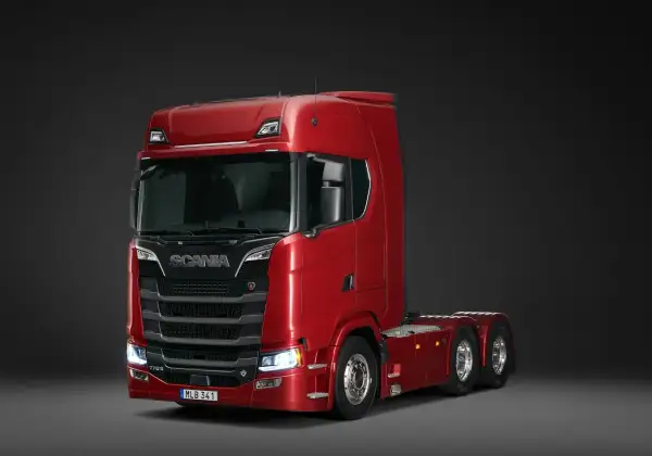 Un puissant camion Scania rouge, modèle V8, prêt pour de longues routes.