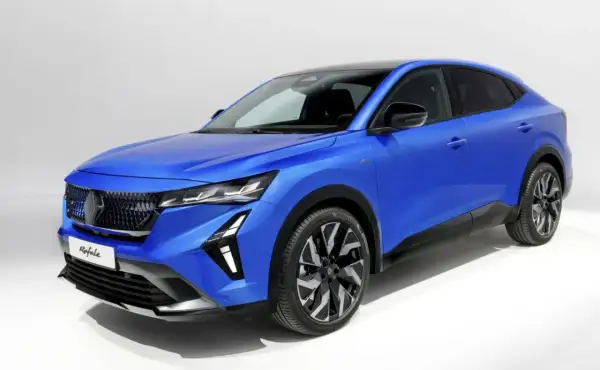 Niebieski Renault Rafale, SUV coupe, prezentuje swoje dynamiczne linie i sportowy charakter. Poznaj jego wymiary i możliwości.