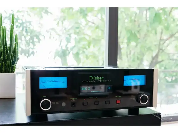 McIntosh D1100 to cyfrowy przedwzmacniacz, który wzmacnia sygnał audio.