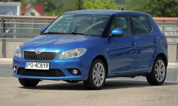 Niebieska Skoda Fabia 2025, zgrabny hatchback, gotowy na miejskie przygody.
