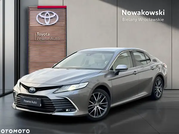 Szary sedan Toyota Camry 2021 z salonu Nowakowski Bielany Wrocławskie.