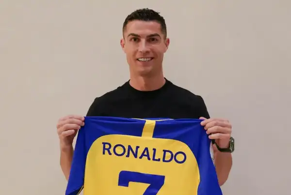 Cristiano Ronaldo prezentuje nową koszulkę swojego klubu.