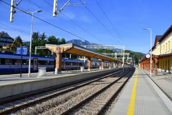 Pociąg PKP Intercity czeka na peronie w Zakopanem. Bezpośredni pociąg z Kielc do Zakopanego to idealny sposób na podróż w góry.